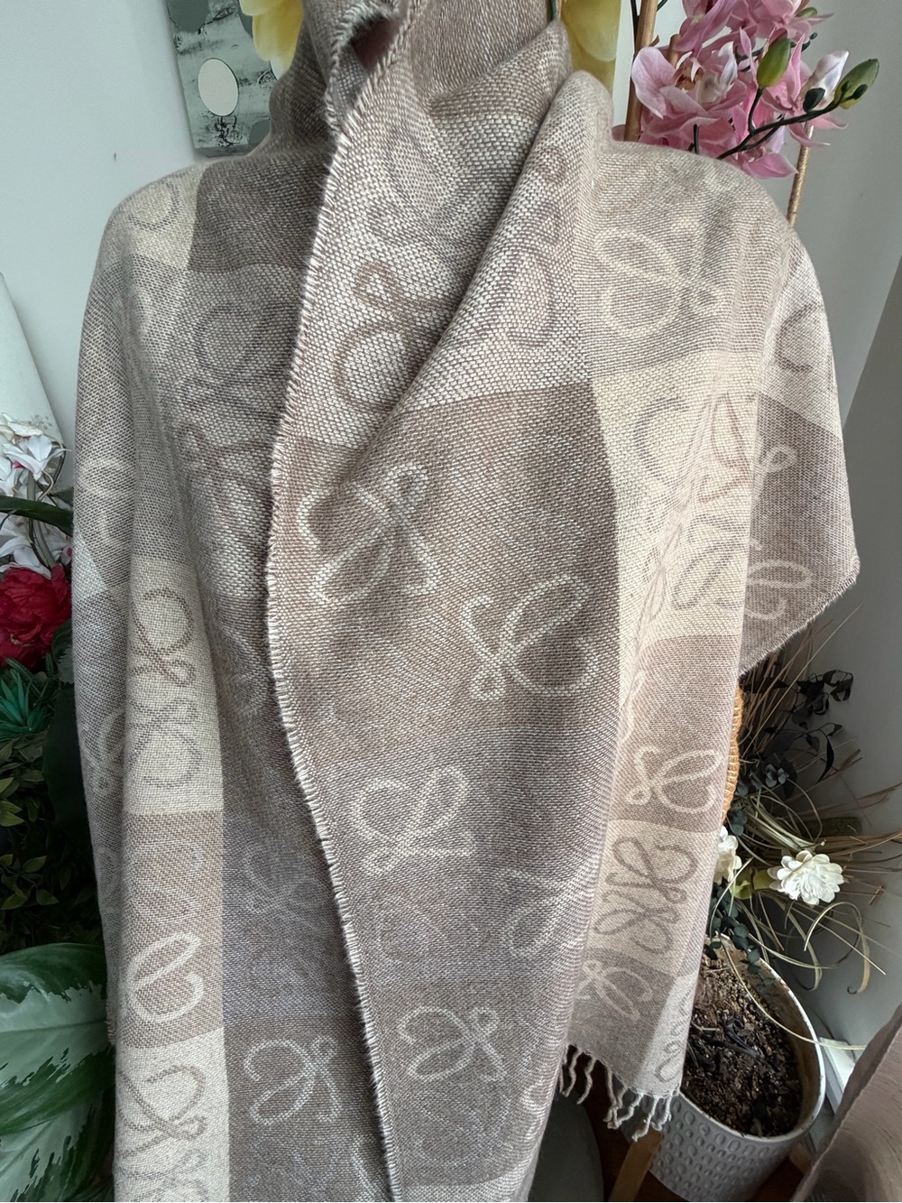 Loewe Beige Two-Tone Logo Cashmere Throw/Shawl Scarf. - Picture 2 of 16